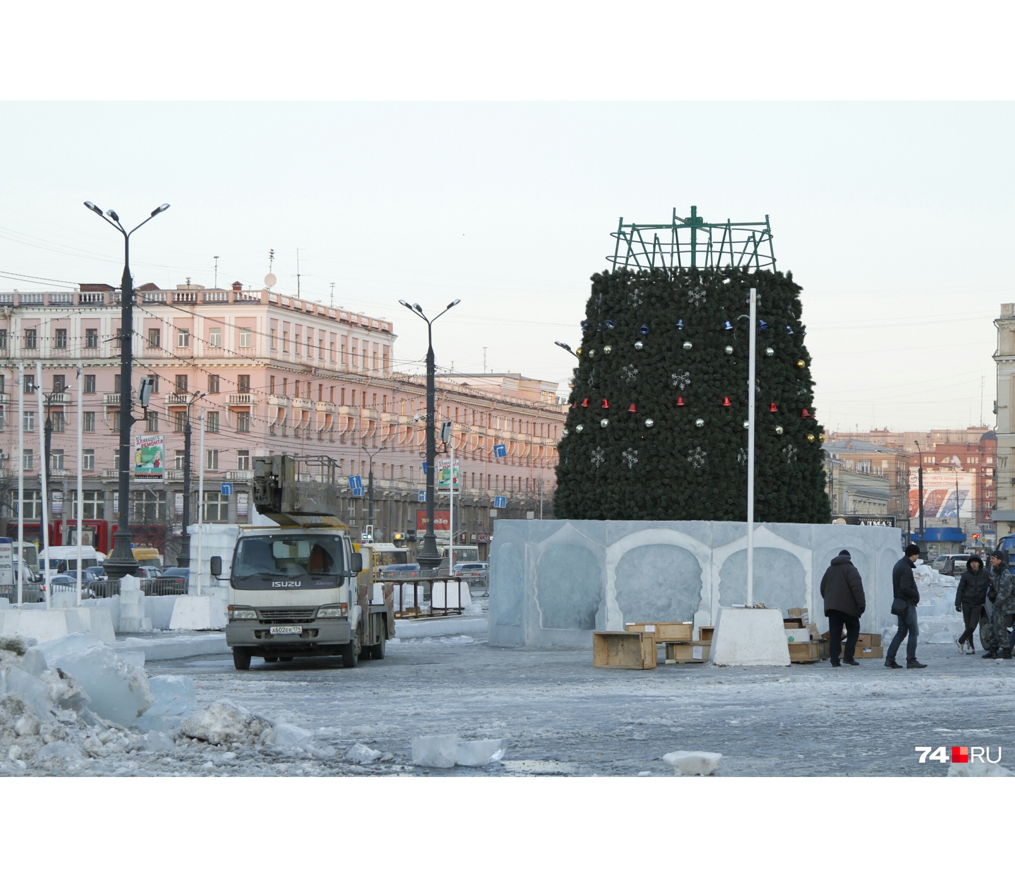 Ледовый городок в Челябинске начнут строить, несмотря на ремонт трибун возле памятника Ленину