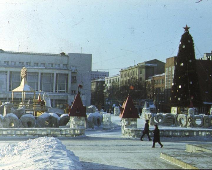 Ледовый городок на площади Ленина в 1966 году Ледовый городок на площади Ленина в 1966 году