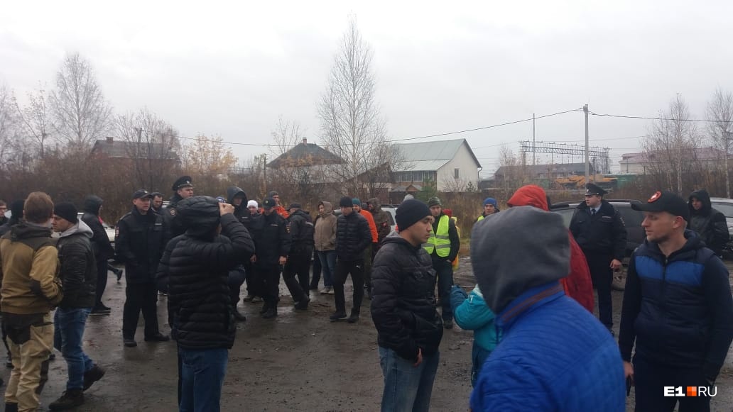 Волонтеры и полиция собрались там же, где начали поиски Волонтеры и полиция собрались там же, где начали поиски
