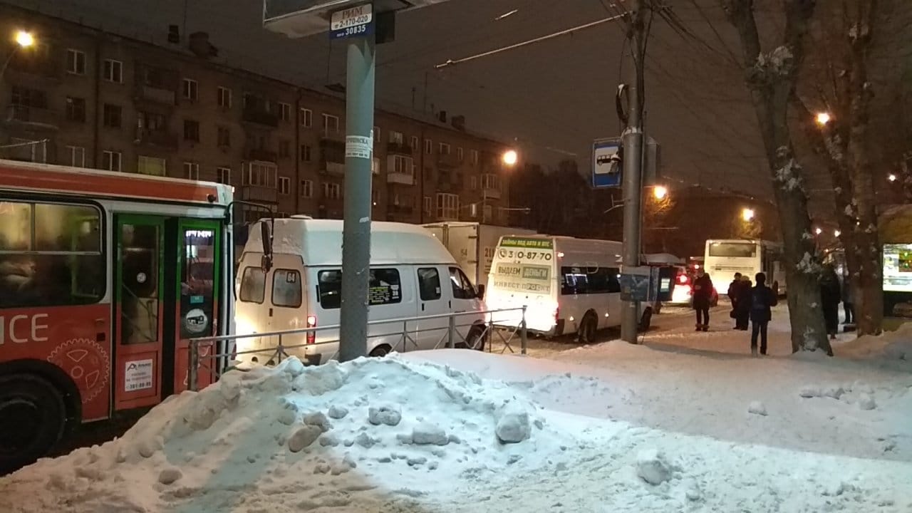 Машины встали в пробку из-за нескольких аварий с общественным транспортом Машины встали в пробку из-за нескольких аварий с общественным транспортом