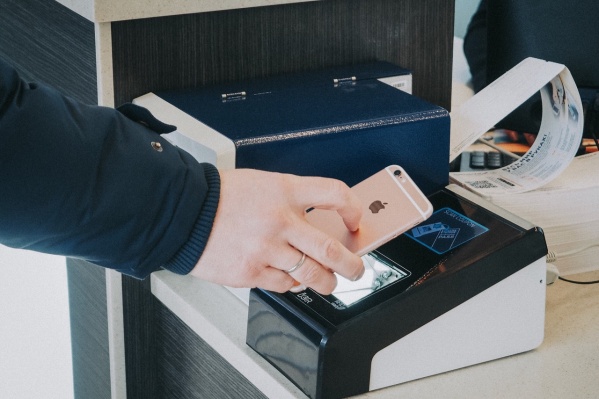 Чтобы распечатать посадочный талон, нужно поднести к экрану QR-код Чтобы распечатать посадочный талон, нужно поднести к экрану QR-код
