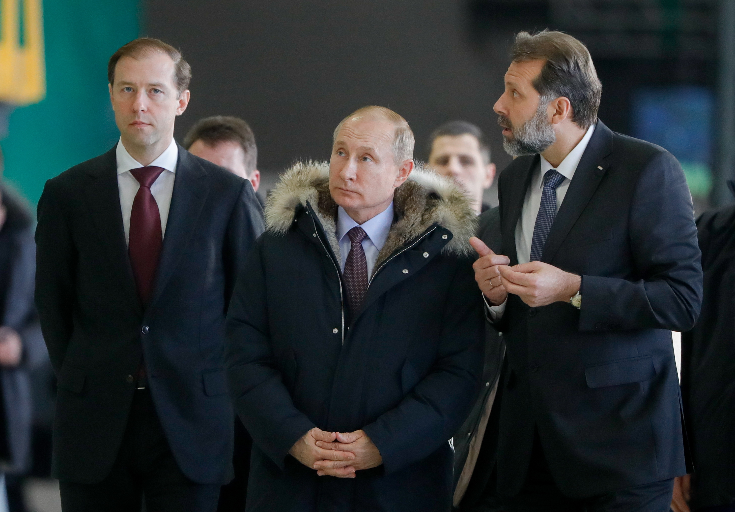 Министр промышленности Денис Мантуров, Владимир Путин и глава УВЗ Александр Потапов Министр промышленности Денис Мантуров, Владимир Путин и глава УВЗ Александр Потапов
