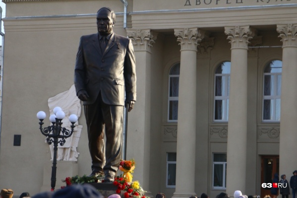 Почтить память легендарного директора Куйбышевского металлургического завода пришли многие жители Металлурга Почтить память легендарного директора Куйбышевского металлургического завода пришли многие жители Металлурга