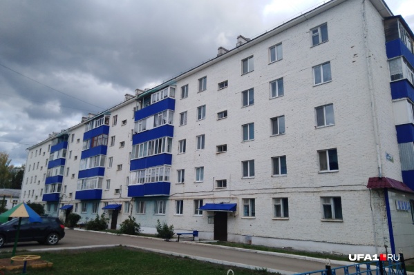 В этом доме женщина жила со своим ребенком В этом доме женщина жила со своим ребенком