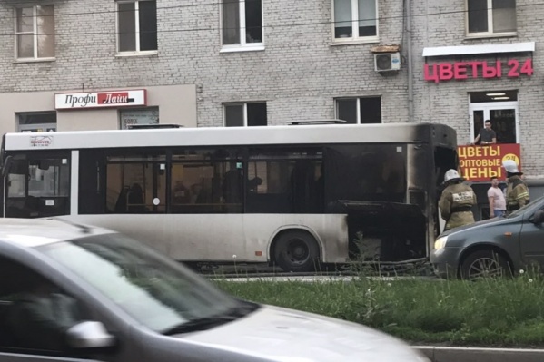 Автобус с пассажирами загорелся на ходу Автобус с пассажирами загорелся на ходу