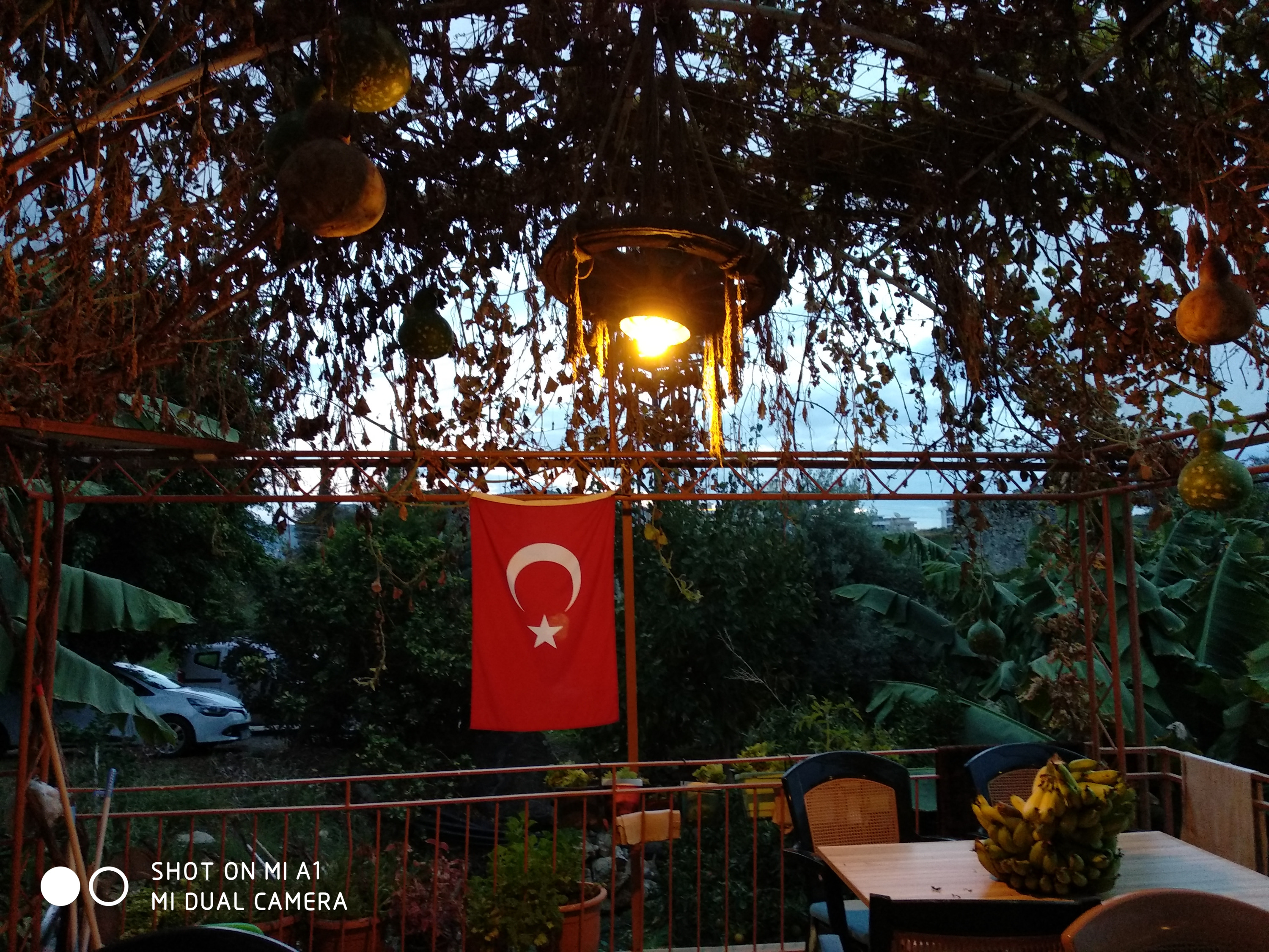 Повсюду бесчисленные кафе, которые владельцы украшают турецким флагом. Нравится им так, вот и всё