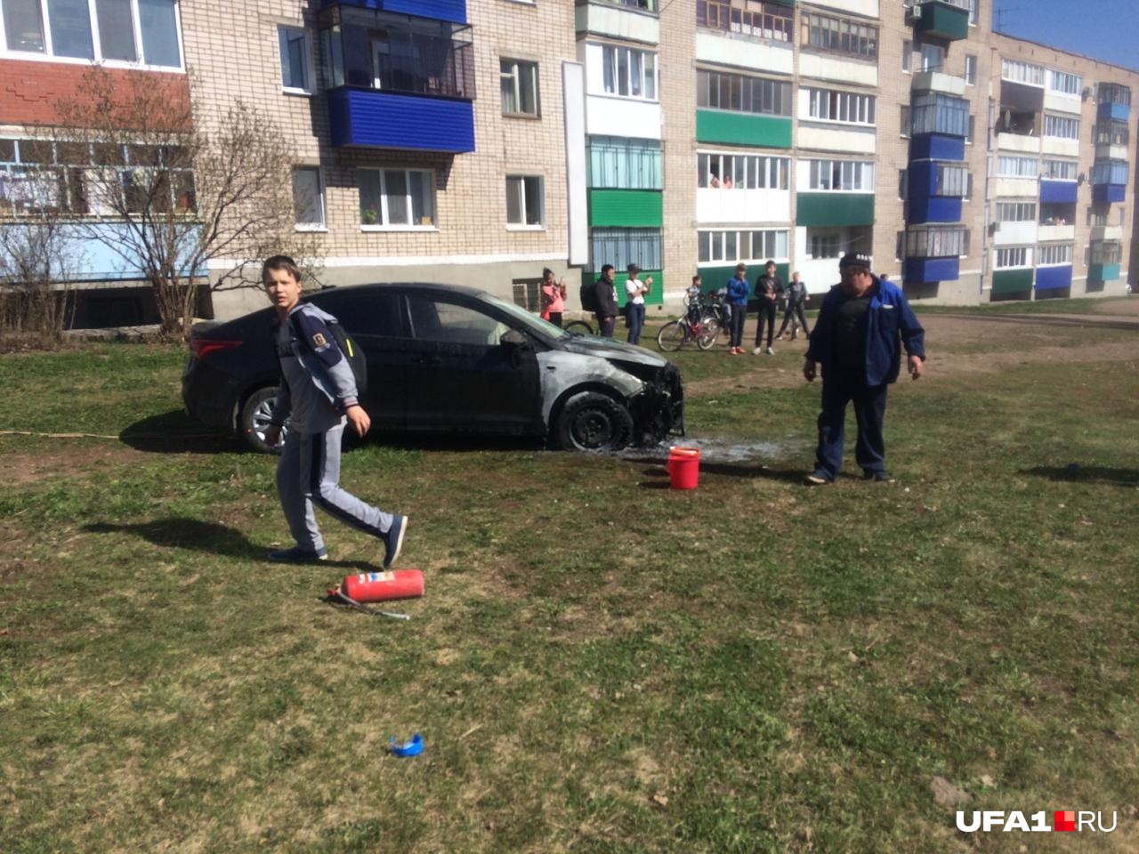 Сидел на земле и плакал: в Башкирии из-за детской шалости сгорел автомобиль