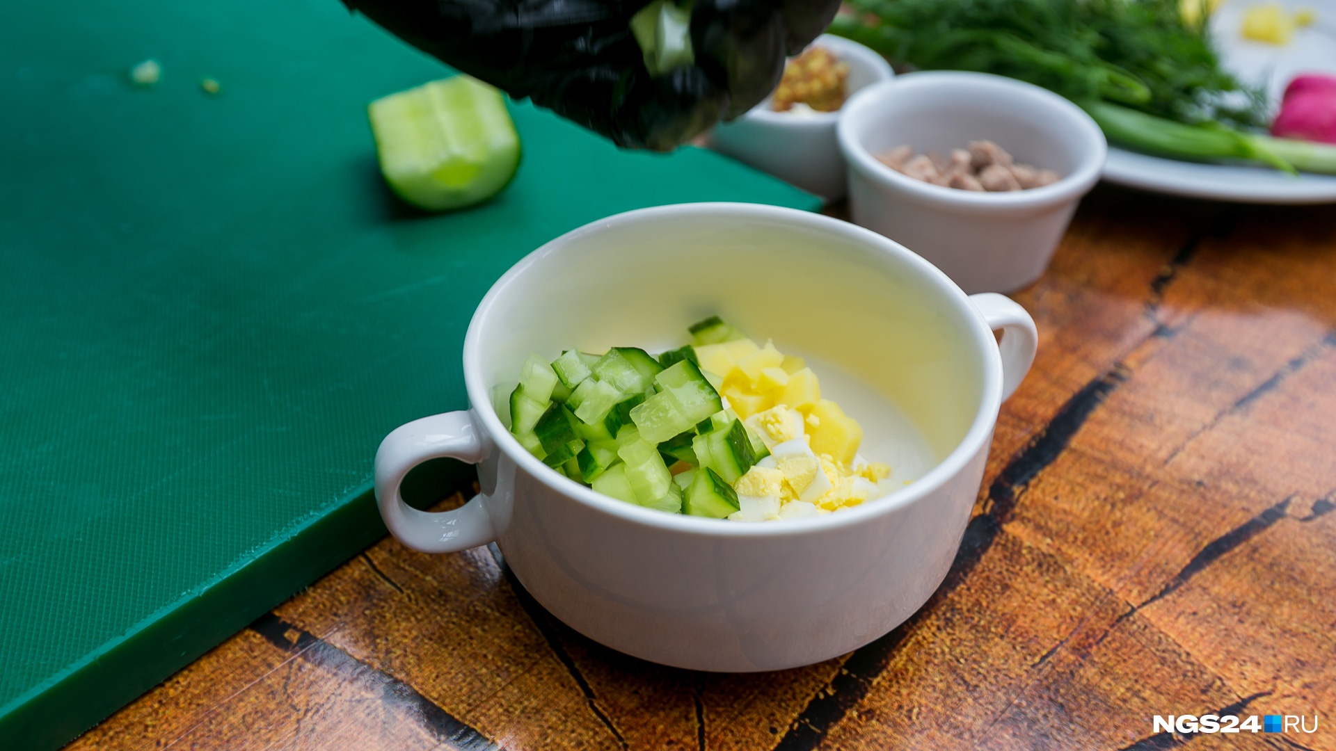Все ингредиенты режутся кубиками Все ингредиенты режутся кубиками