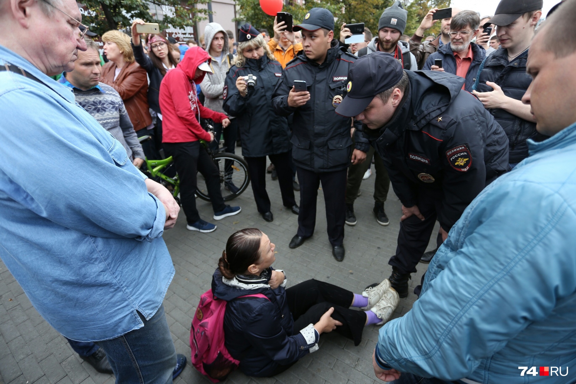 Происходящее на камеры снимают и участники акции, и полиция Происходящее на камеры снимают и участники акции, и полиция