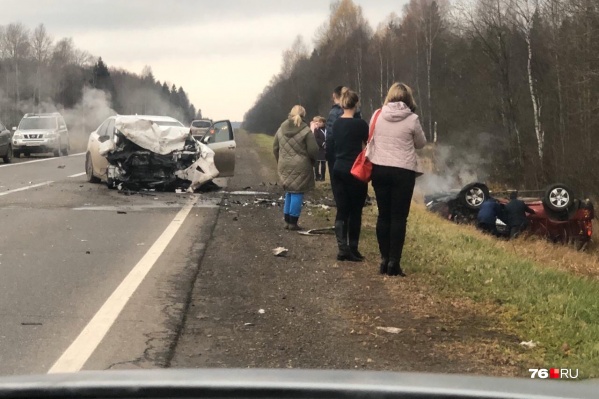 В красной машине ехали муж с женой и дочерью-студенткой В красной машине ехали муж с женой и дочерью-студенткой 
