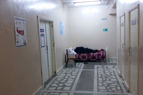 В коридоре больному выделили не только кровать, но даже тумбочку со стулом В коридоре больному выделили не только кровать, но даже тумбочку со стулом