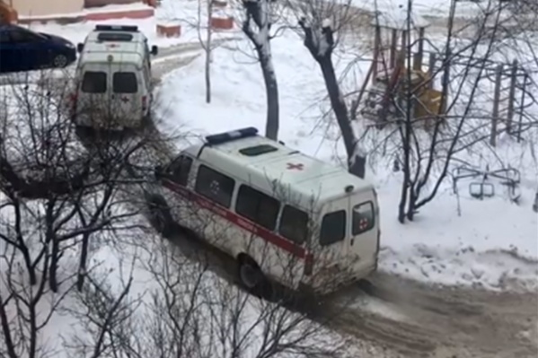 Машину попытался вытянуть другой автомобиль скорой помощи Машину попытался вытянуть другой автомобиль скорой помощи