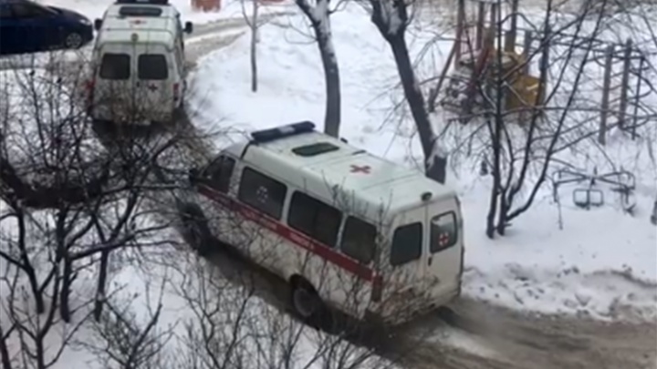Выталкивали час: во дворе в центре Ярославля увязла машина скорой помощи