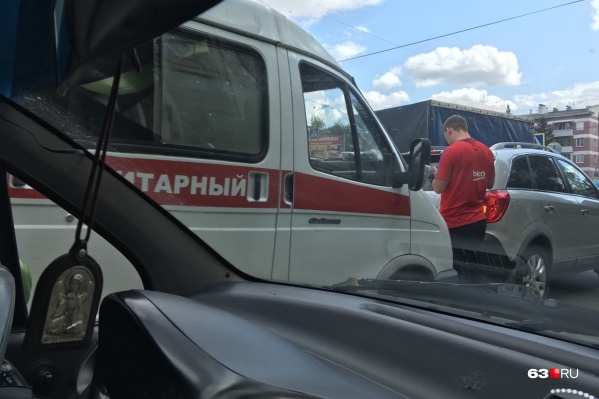 Участники аварии ждут ГИБДД Участники аварии ждут ГИБДД