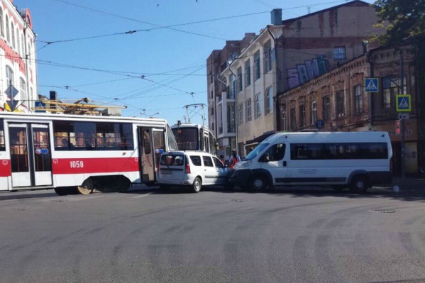 Авария произошла на пересечении Галактионовской и Венцека Авария произошла на пересечении Галактионовской и Венцека