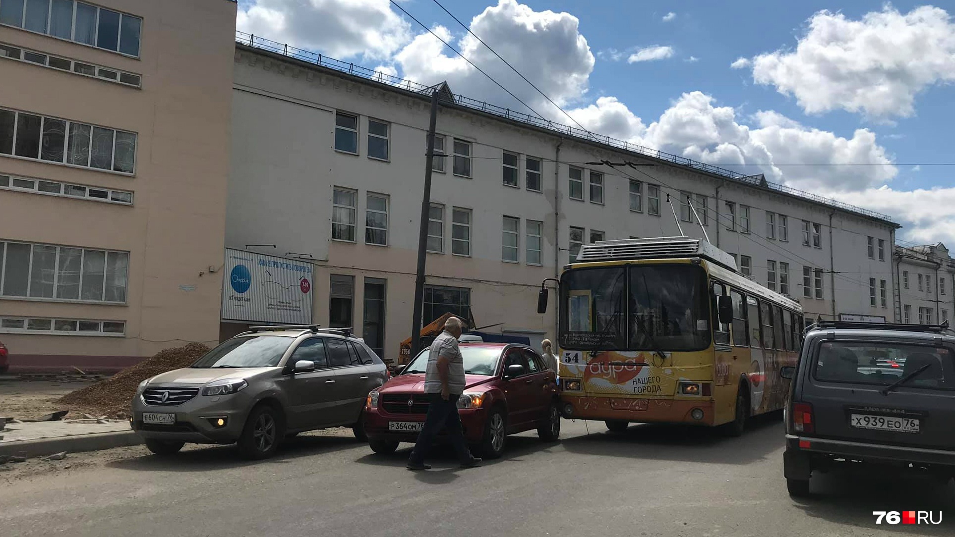 В центре Ярославля троллейбус с пассажирами угодил в ДТП: автомобилисты сообщают о пробке