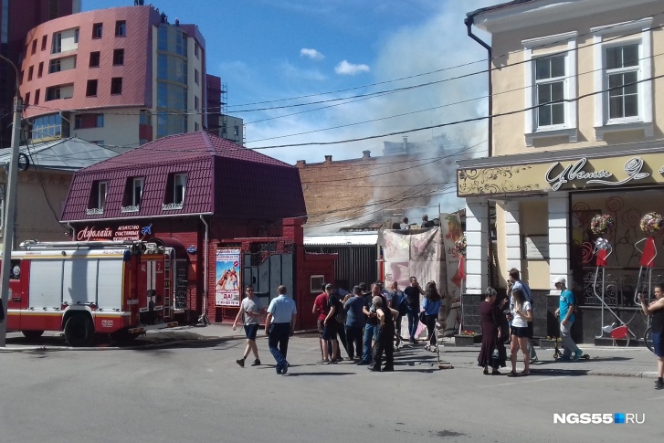 Пожар сейчас энергично тушат Пожар сейчас энергично тушат