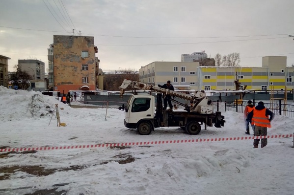На площадке у лицея <nobr class="_">№ 22</nobr> на улице Советской время от времени появляется строительная техника На площадке у лицея <nobr class="_">№ 22</nobr> на улице Советской время от времени появляется строительная техника