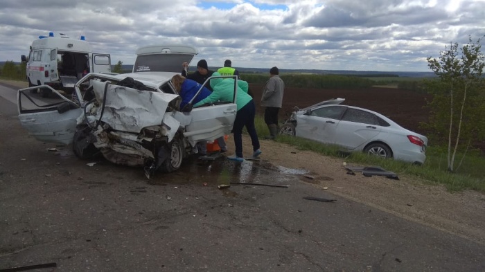 Сотрудники ГИБДД выясняют обстоятельства аварии Сотрудники ГИБДД выясняют обстоятельства аварии