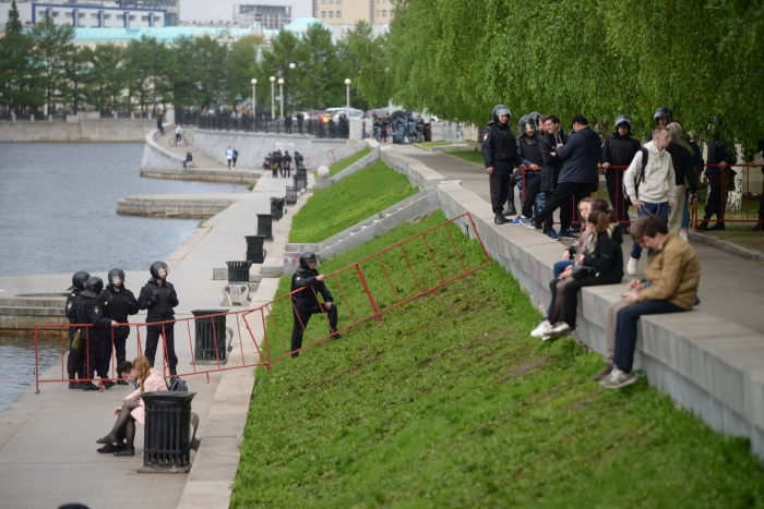 Установка забора на набережной в четверг Установка забора на набережной в четверг