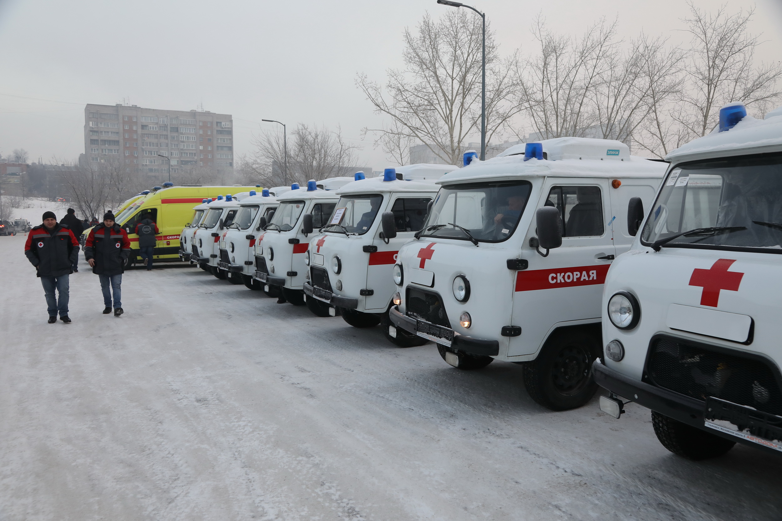 Скорая красноярск. Подстанция скорой помощи Красноярск. Много машин скорой помощи. Машина скорой помощи Красноярск. Машины скорой помощи Новосибирск.