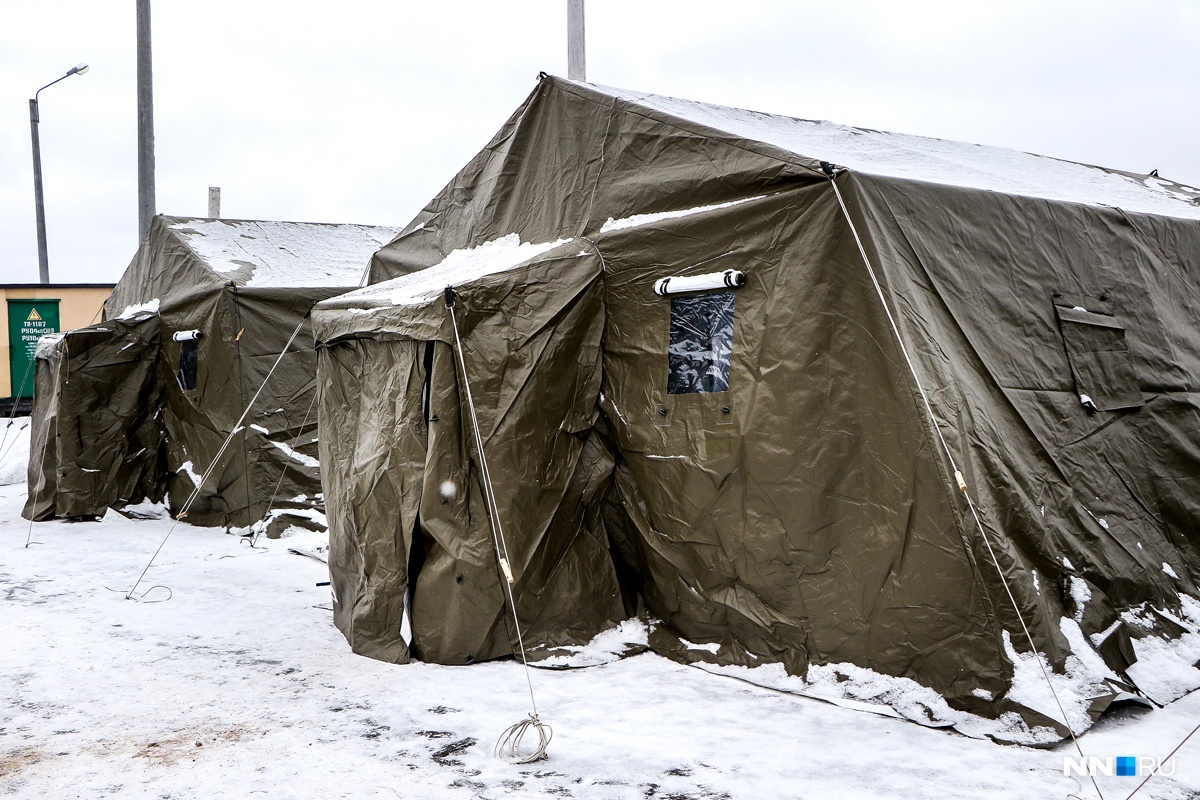 Рядом обычно находятся еще несколько палаток: место для оказания психологической и медицинской помощи пострадавшим, место для отдыха сотрудников