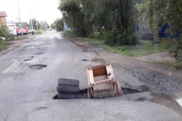 Местные жители пустили в ход подручные средства, чтобы водители не пробивали колёса машин Местные жители пустили в ход подручные средства, чтобы водители не пробивали колёса машин