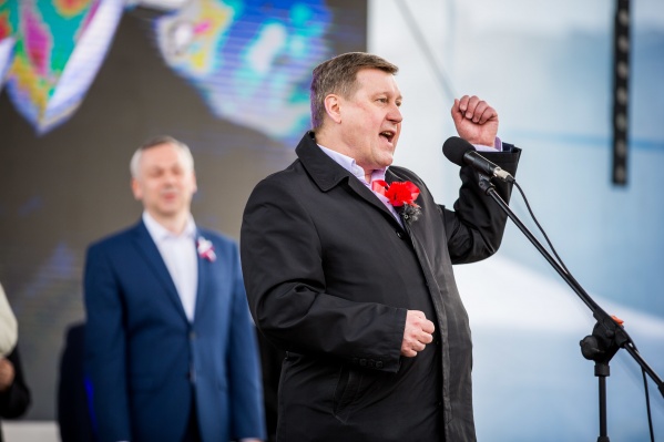 Анатолий Локоть рад поддержке горожан, а ещё раньше он заручился поддержкой губернатора Андрея Травникова (на заднем плане) Анатолий Локоть рад поддержке горожан, а ещё раньше он заручился поддержкой губернатора Андрея Травникова (на заднем плане)
