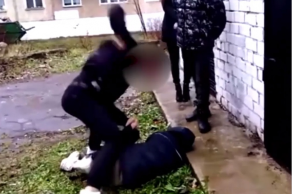 Лежащего на земле подростка избивали хладнокровно Лежащего на земле подростка избивали хладнокровно