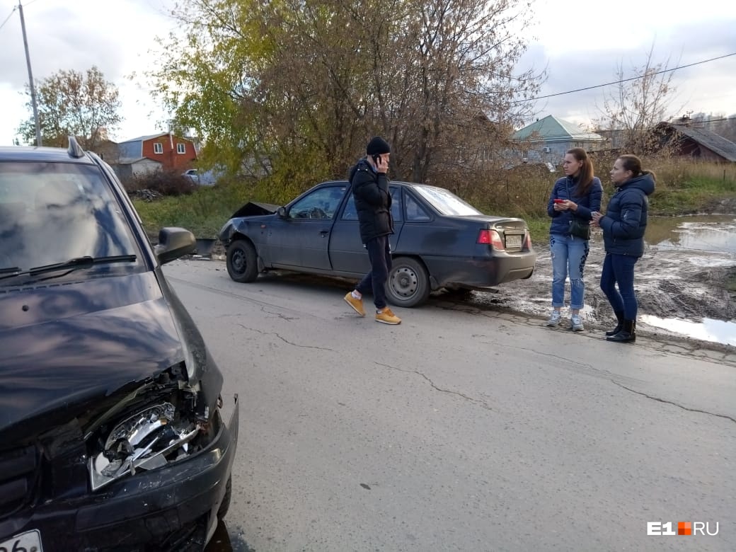По словам очевидцев, мужчина, который говорит по телефону, и есть сбежавший водитель По словам очевидцев, мужчина, который говорит по телефону, и есть сбежавший водитель