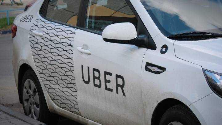 Uber прокомментировал ситуацию с пермским таксистом, выбившим телефон из рук школьника