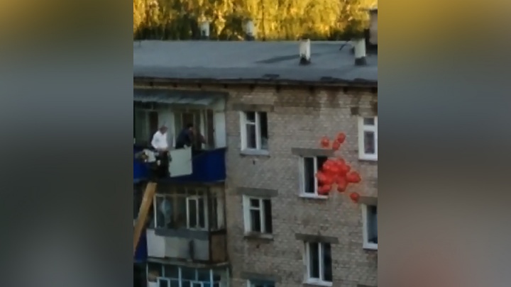 Цветы в окно: в Стерлитамаке романтик на подъёмном кране попал на видео