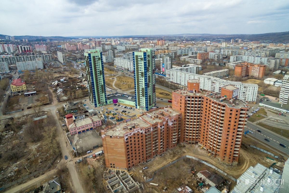 Долгострой оброс высотками сбоку Долгострой оброс высотками сбоку