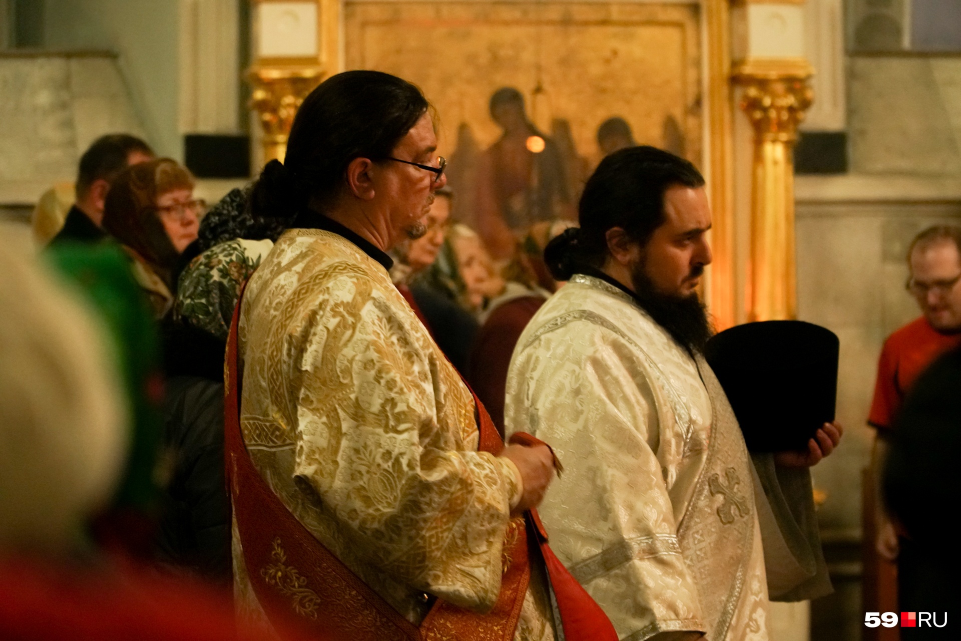 Священники в праздничном одеянии