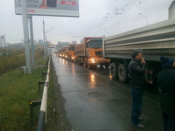 Все грузовики ехали в Кемерово из Казахстана Все грузовики ехали в Кемерово из Казахстана