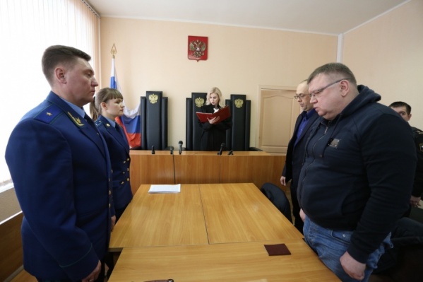Сергей Мануйлов (справа) пришёл на приговор с вещами для СИЗО, но судья оставила его на свободе Сергей Мануйлов (справа) пришёл на приговор с вещами для СИЗО, но судья оставила его на свободе