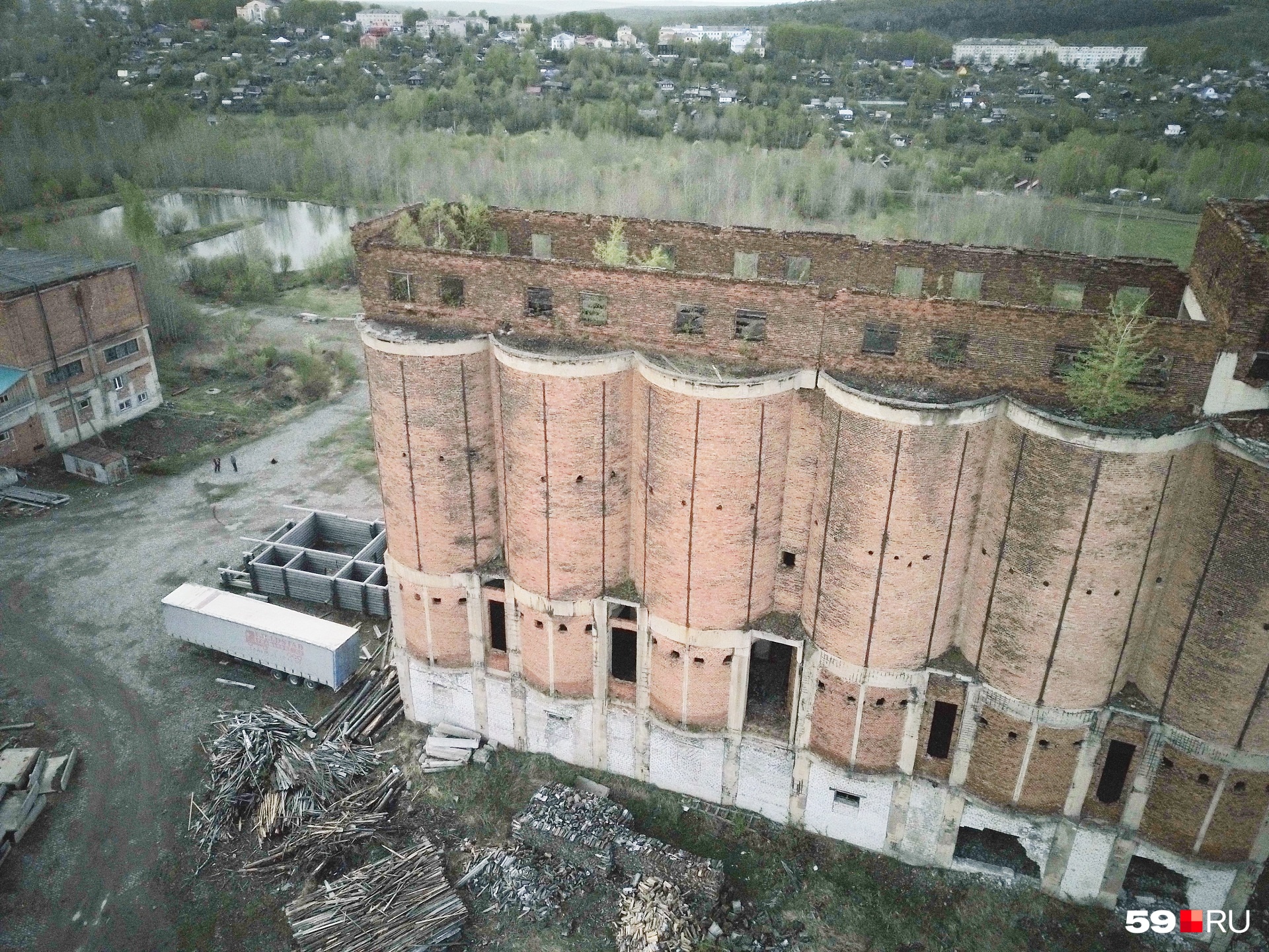 Красивые развалины завода с высоты Красивые развалины завода с высоты