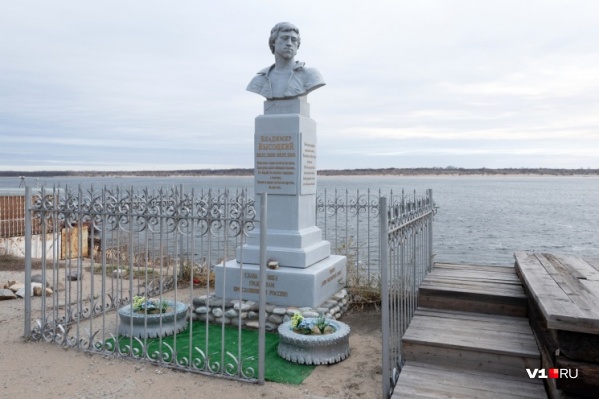 Бюст Владимира Высоцкого грустно взирает на замусоренную территорию Бюст Владимира Высоцкого грустно взирает на замусоренную территорию