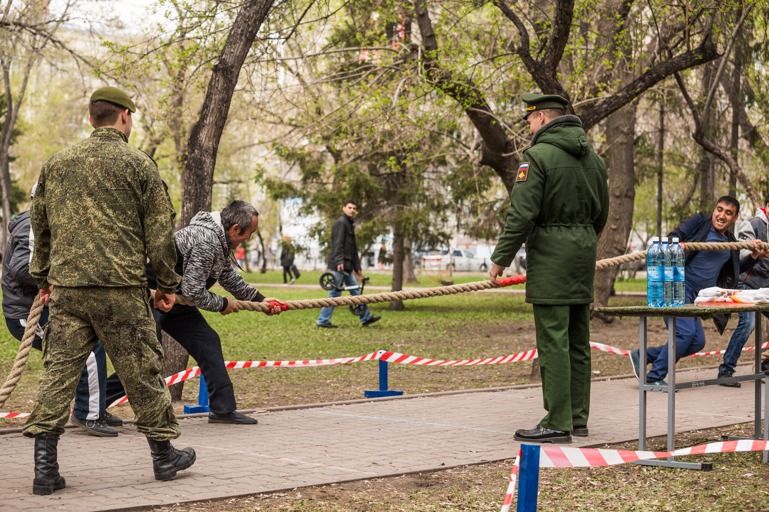 Перетягивание каната в Первомайском сквере. Фото Ольги Бурлаковой Перетягивание каната в Первомайском сквере. Фото Ольги Бурлаковой