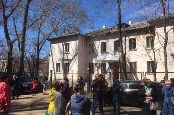 Сотрудники отдела некоторое время провели рядом со зданием, в котором работают Сотрудники отдела некоторое время провели рядом со зданием, в котором работают