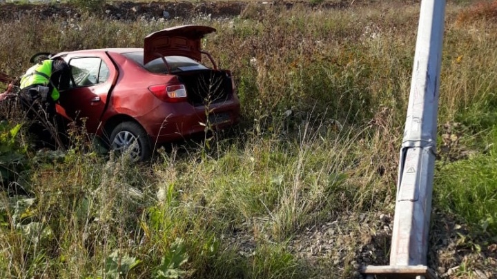 Водитель в тяжёлом состоянии: на Полевском тракте Renault влетел в столб