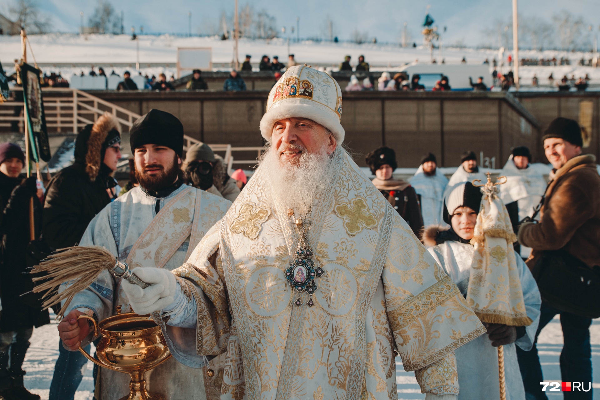 Митрополит, как и прежние годы, облачился в праздничную золотисто-белую рясу. Владыка поздравил всех с Крещением Господне и сказал, что это великий праздник, во время которого по многовековой традиции освящается вода Митрополит, как и прежние годы, облачился в праздничную золотисто-белую рясу. Владыка поздравил всех с Крещением Господне и сказал, что это великий праздник, во время которого по многовековой традиции освящается вода