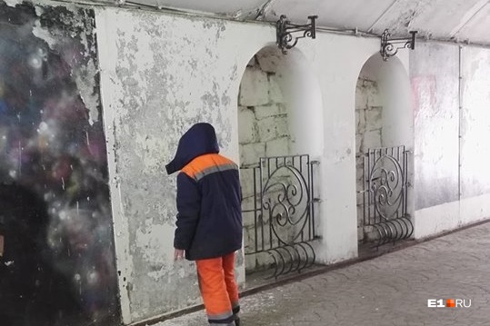 Рабочие говорят, что побелят стены Рабочие говорят, что побелят стены