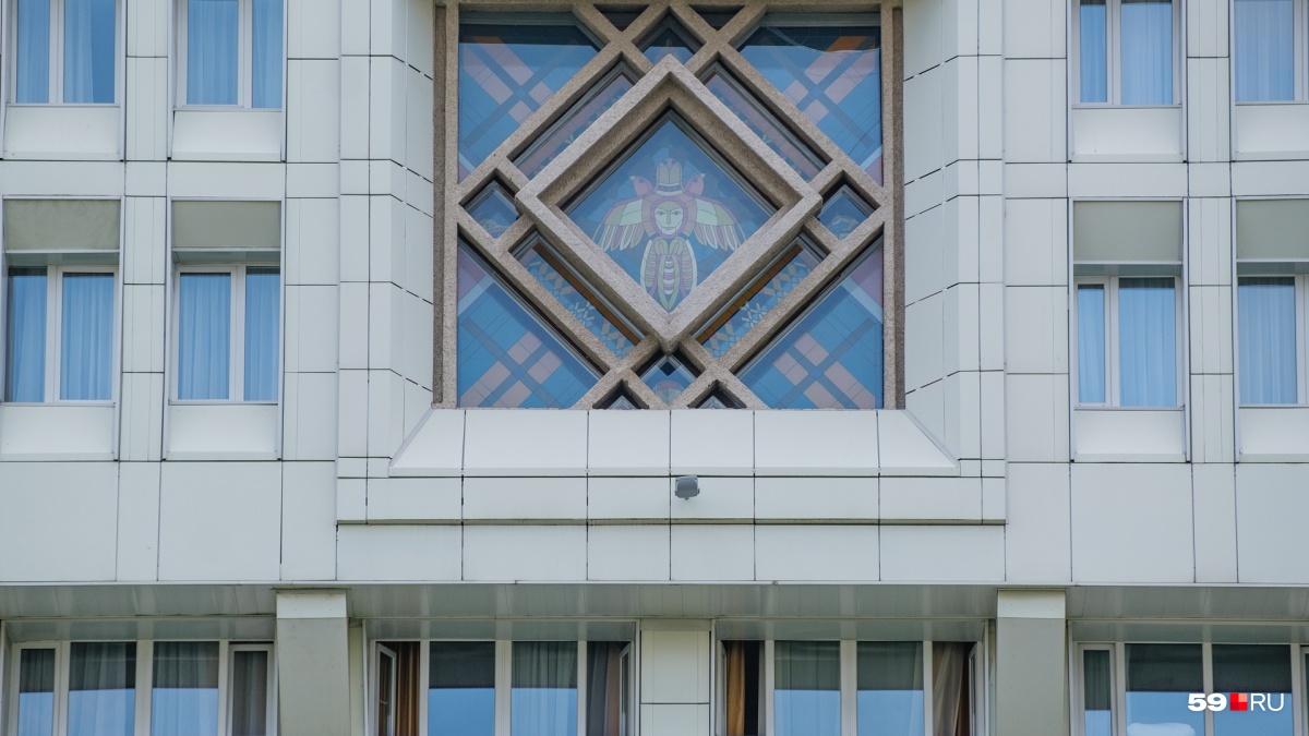 Вы точно видели эти окна. Угадаете, что за здание на фотографии?