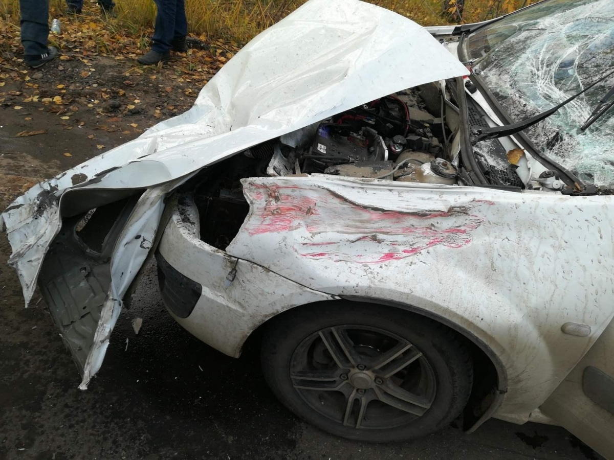 Lada Largus сильно пострадала от столкновения Lada Largus сильно пострадала от столкновения