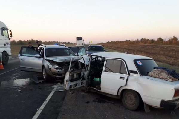 Все три пассажира легковушки погибли до приезда медиков Все три пассажира легковушки погибли до приезда медиков 