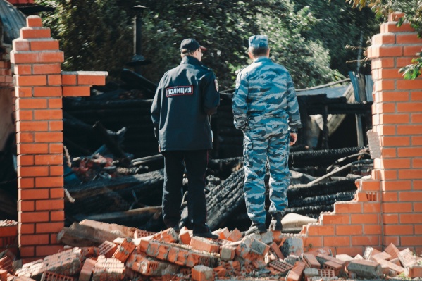 От дома ничего не осталось. На месте работали пожарные и следователи. Тела погибших увезла служба ритуальных услуг От дома ничего не осталось. На месте работали пожарные и следователи. Тела погибших увезла служба ритуальных услуг