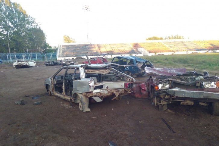 На стадионе валяются разбитые машины