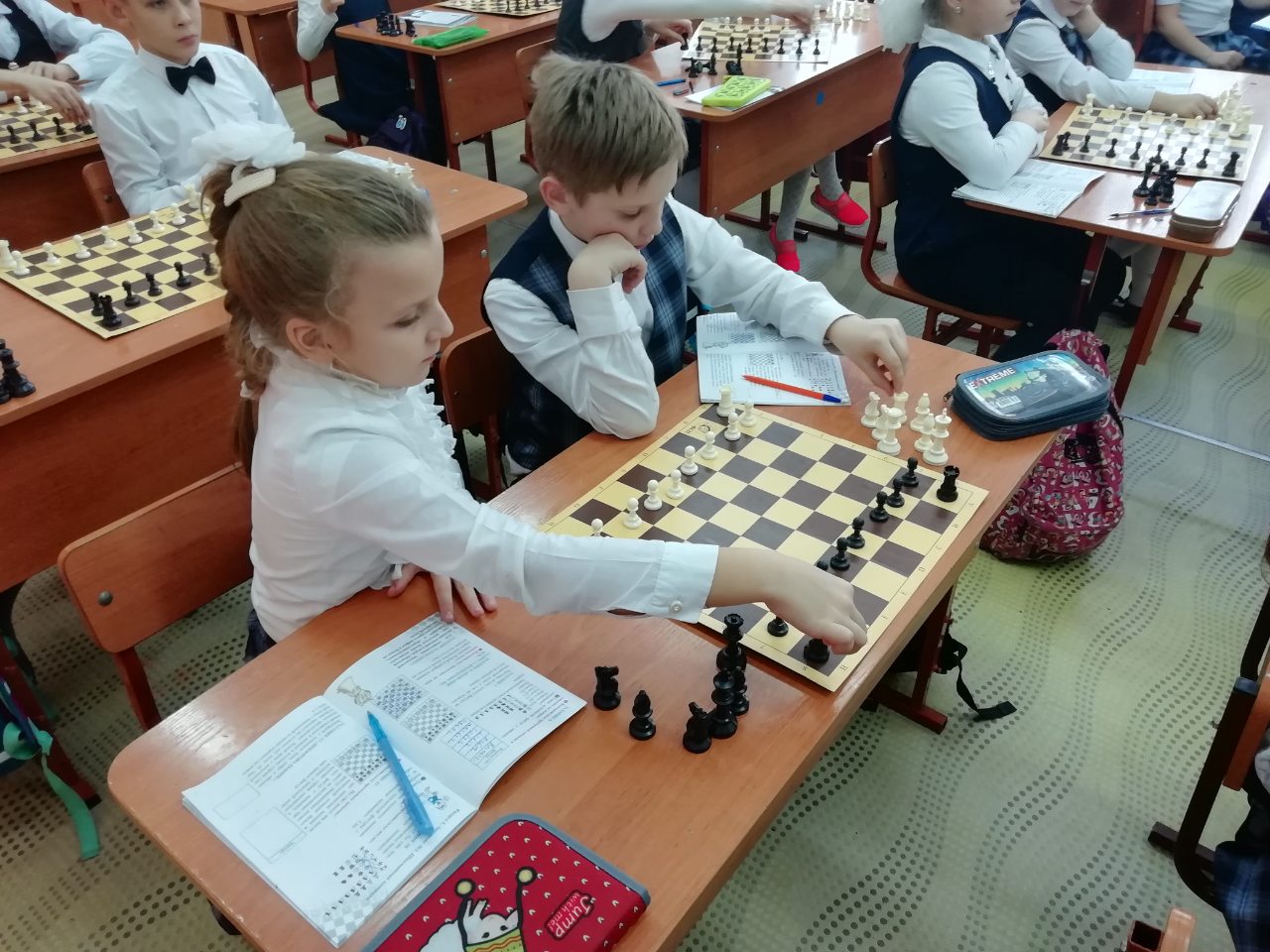 Игры клас. Игра в шахматы в школе. Урок шахмат в школе. Шахматный кружок для детей. Шахматы в начальной школе.