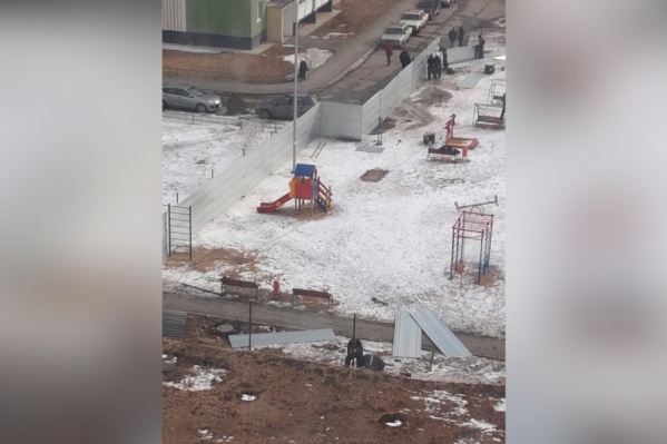 Стройплощадку разворачивают на месте существующей детской площадки Стройплощадку разворачивают на месте существующей детской площадки